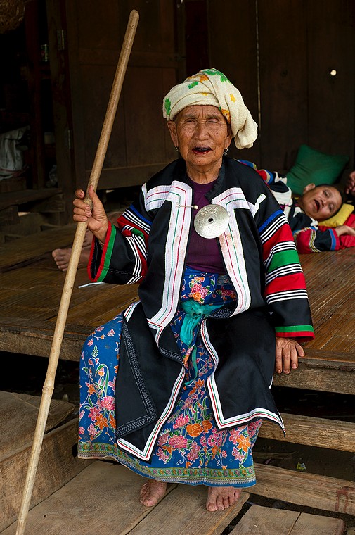 Tajlandia, Ban Look Kao Lam, kobiety Lisu odpoczywają w wioskowym sklepie (Na północy Tajlandii i Laosu)